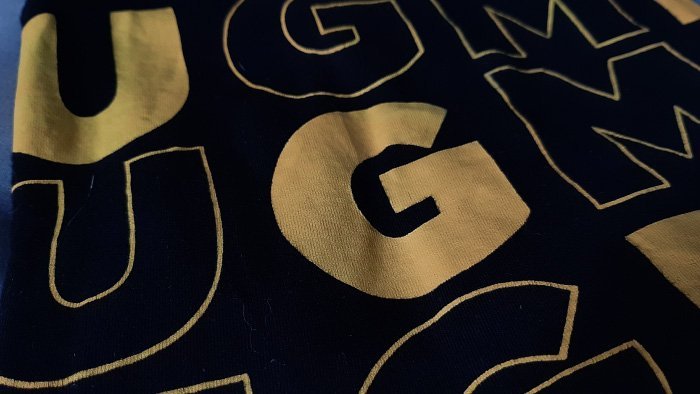 Sablon kaos jenis rubber.